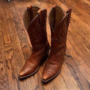 Tan Ariat Cowboy boots. Size 6. Beautiful stitching. Heavy duty quality leather!